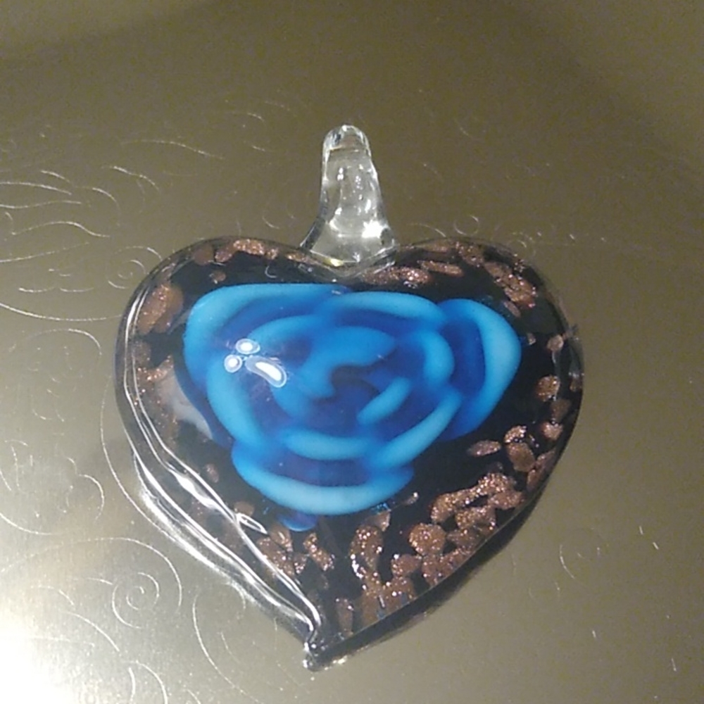 HEART-SHAPED GLASS PENDANT